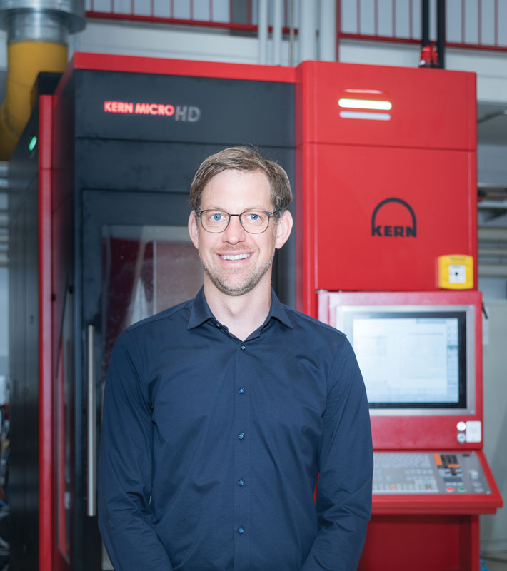 Sebastian Guggenmos, direttore tecnico di Kern Microtechnik, è entusiasta dei numerosi progressi che sono adesso disponibili per il centro di lavoro a cinque assi Kern Micro HD. (Foto: Kern Microtechnik GmbH).