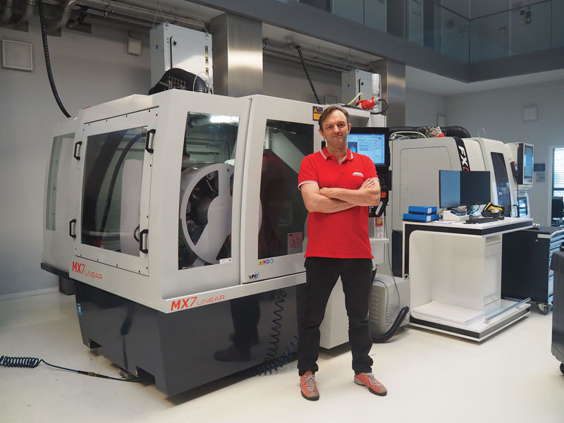 Riccardo Marchesi davanti a un’affilatrice MX7 Linear.
