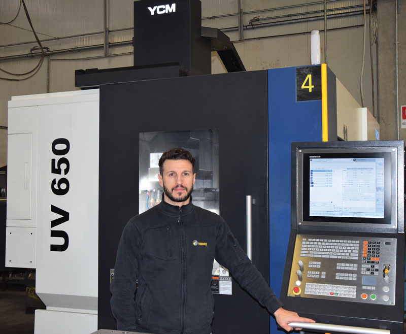 Mirco Decensi, contitolare e responsabile di produzione di Tecnodelta, davanti a un centro UV650 di YCM, brand commercializzato da Pisanello Macchine Utensili.