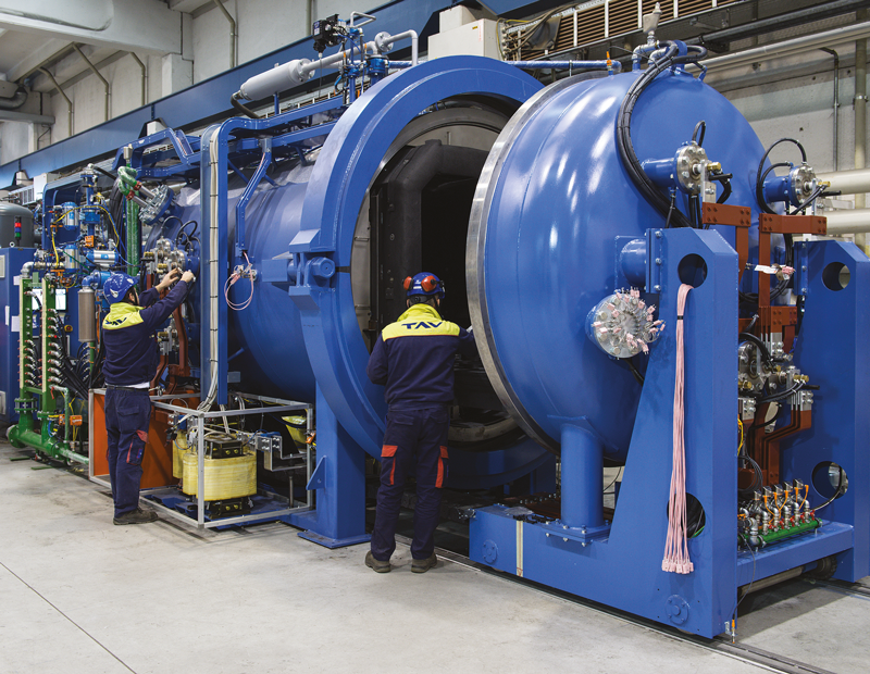 Nei forni di diffusion bonding per il titanio di TAV VACUUM FURNACES le temperature in gioco si aggirano intorno ai 1.000°C e le pressioni sono dell’ordine di decine di bar.